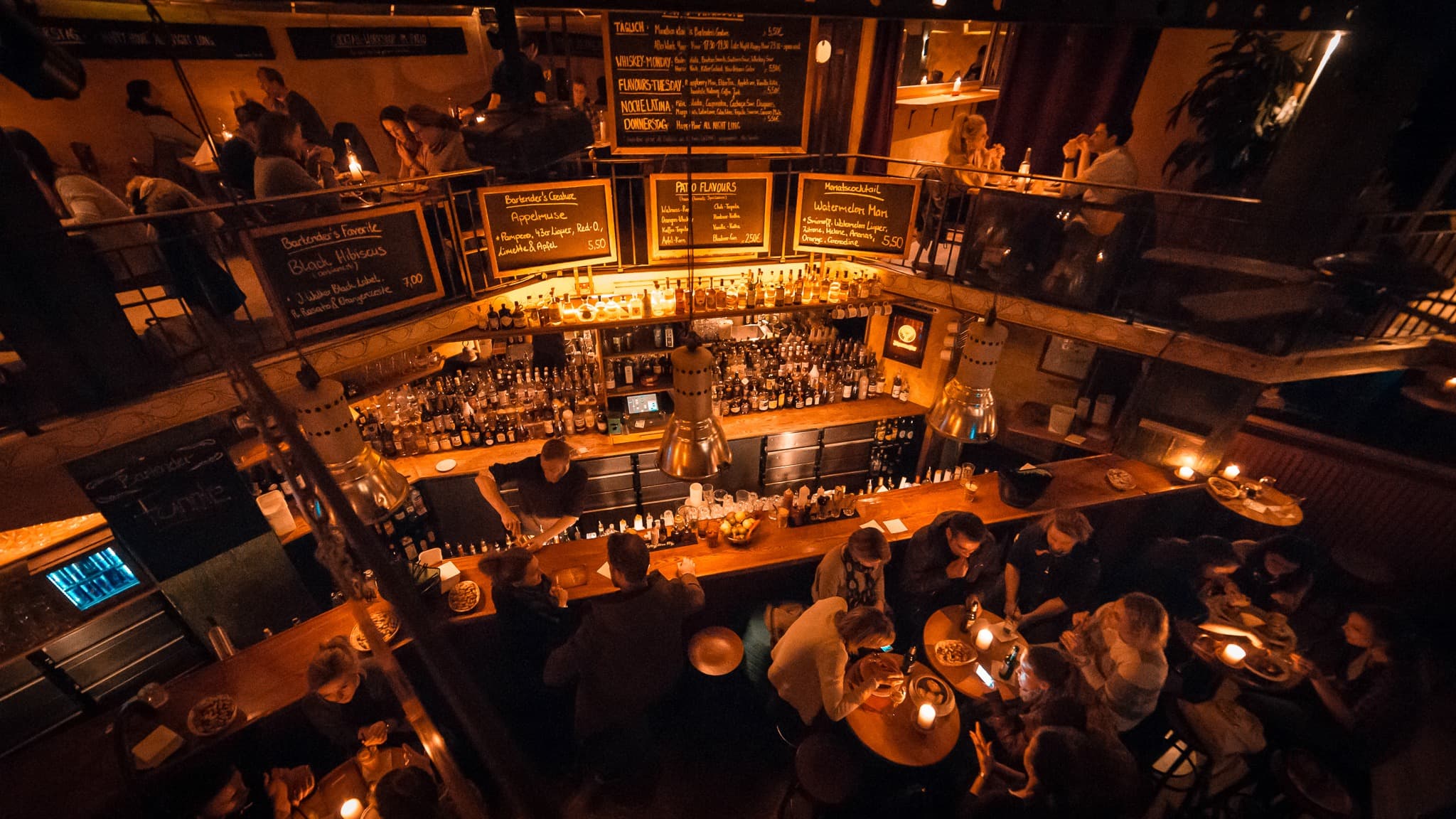 Gastbereich an der oberen Bar